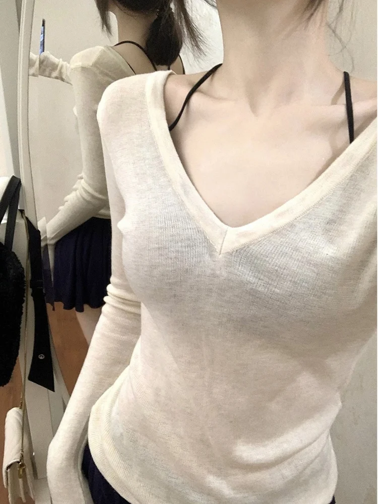 

Сексуальный и стильный вязаный комплект с V-образным вырезом: топ и накидка на бретельках. Модный повседневный женский костюм-двойка для осени и весны.