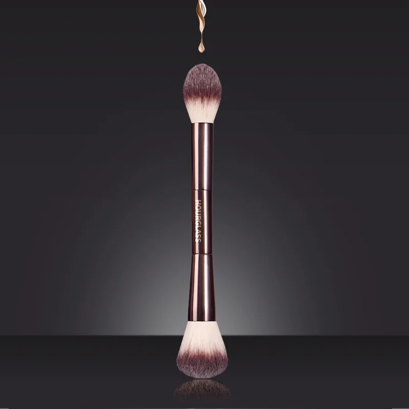 HOURGLASS Pincel de maquiagem profissional de cabeça dupla - Kabuki superior plano 2 em 1 para base líquida e pincel angular para contorno