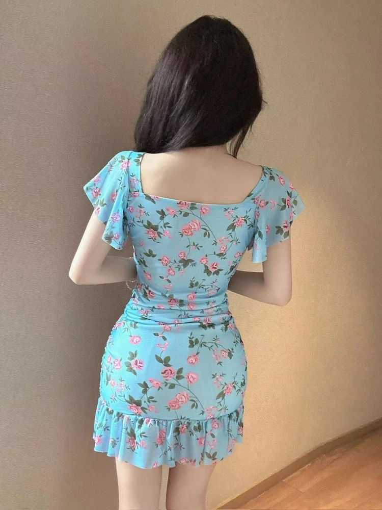 Vestido curto com estampa floral, saia psada , manga curta, decote em V, cintura alta, ajuste slim, camada base, decot...