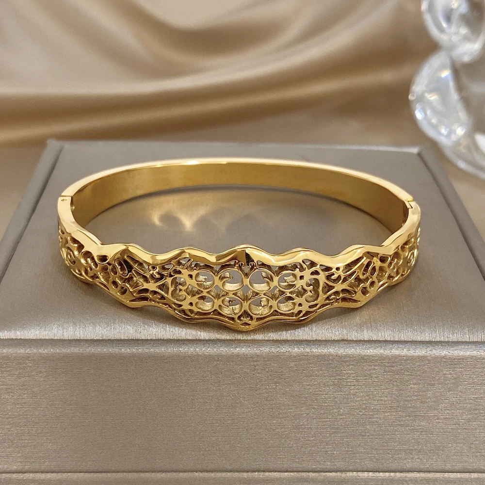 

DODOHAO Creative Carved Design Hollow Stainless Steel Bangle for Women Gold-Plated Waterproof Cuff Bracelet Holiday Jewelry Gift