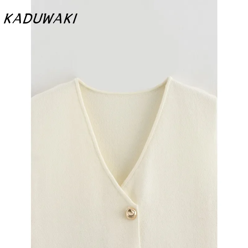 KADUWAKI French Retro V-neck Sleeveless Button Knit Vest Fashion Temperament Pleated Splicing Bustier Skirt Commuter Set Платье