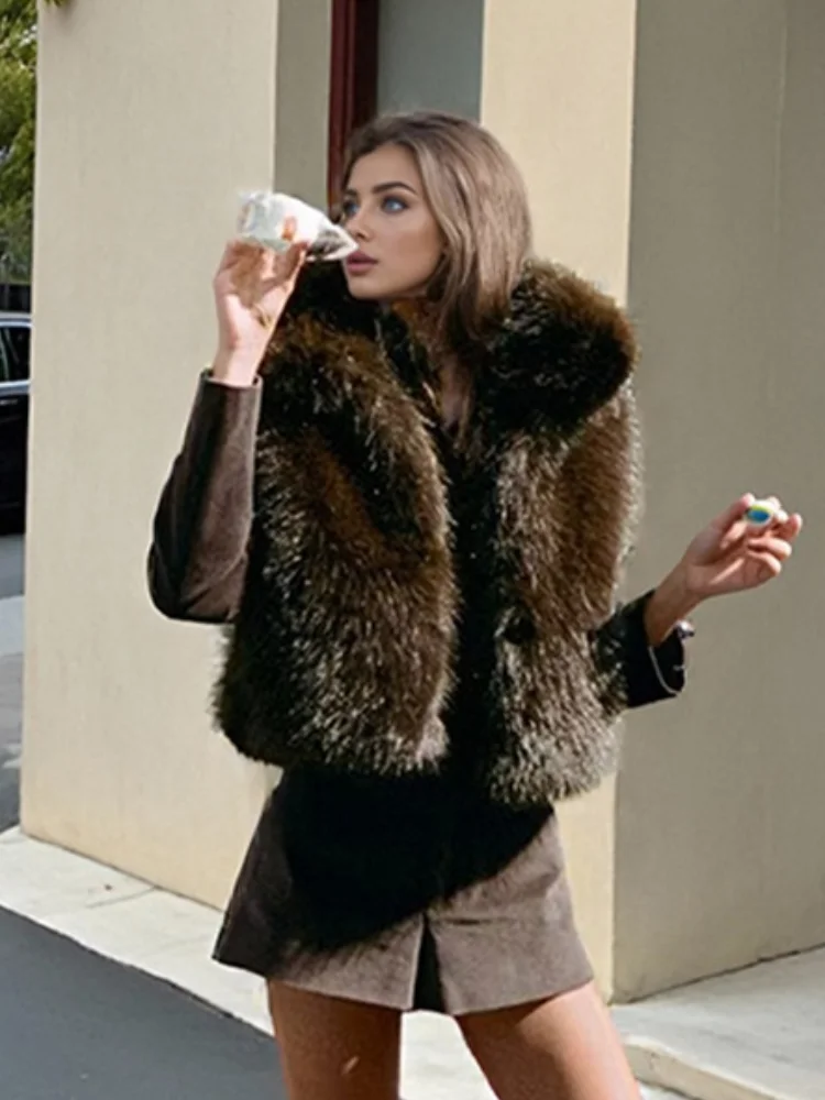 سترات أنيقة من الفرو الصناعي للنساء دافئة بدون أكمام وياقة ثابتة وسميكة وقصيرة وفضفاضة ملابس نسائية للخريف والشتاء للتنقل