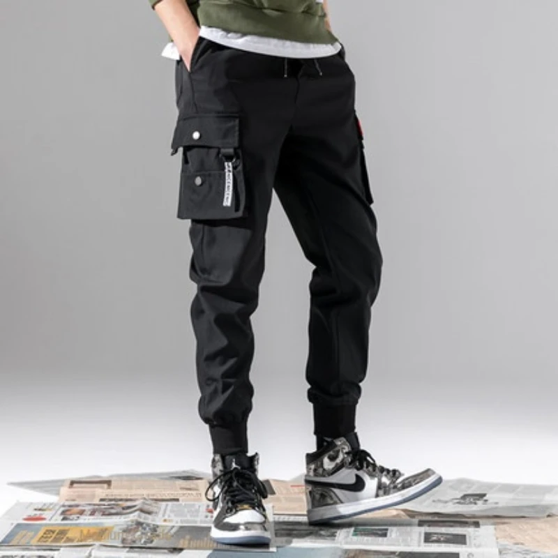 Pantaloni con cinturino da uomo nuovi estivi pantaloni Casual Hip Hop di colore popolare Multi tasca abbigliamento da strada pantaloni sportivi larghi attillati da uomo