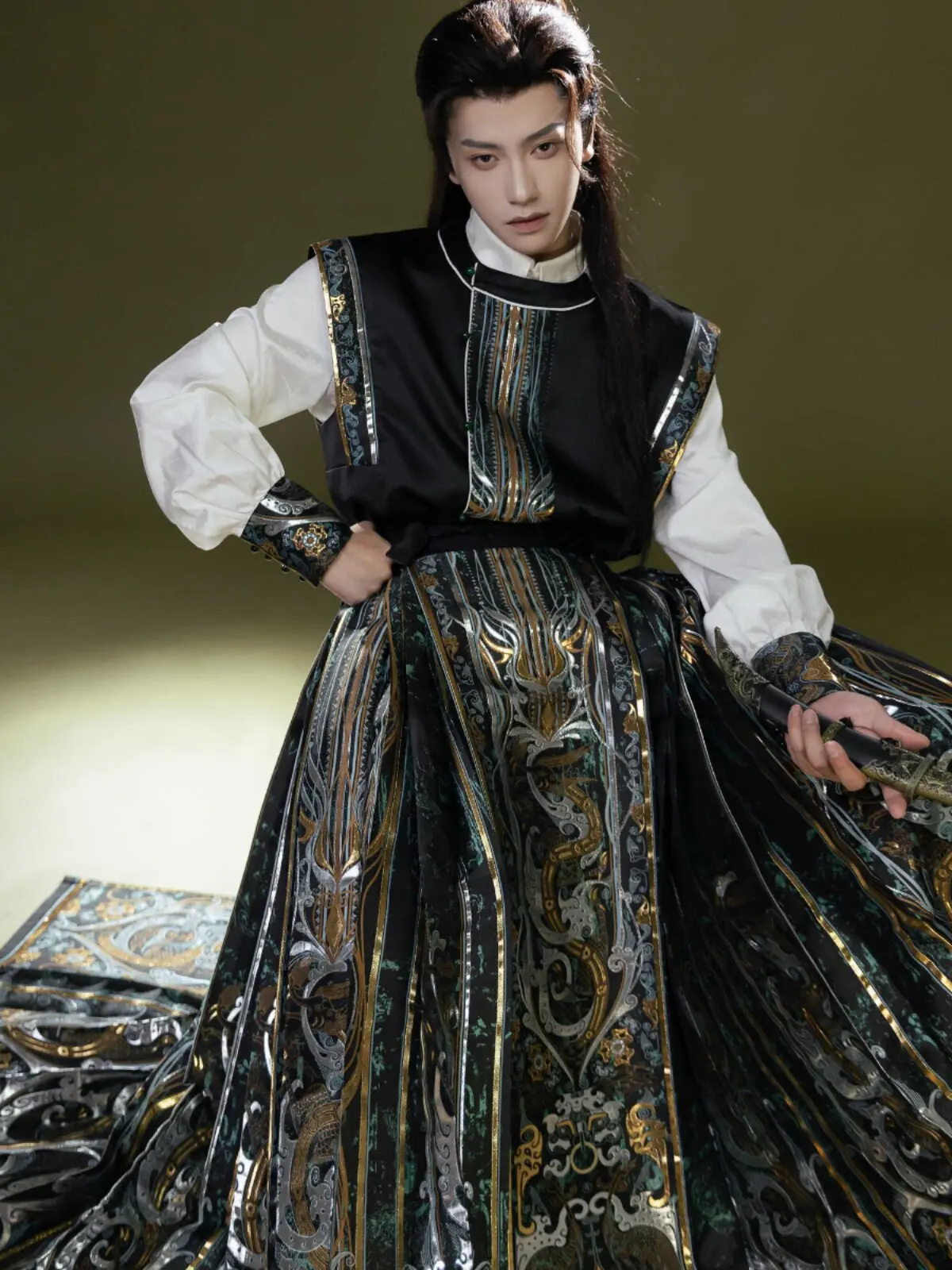 camisa-hanfu-para-hombre-con-patron-entrelazado-de-dragon-y-fenix-estilo-chino-moderno-color-negro-y-dorado-tejido-de-brocado-pesado-modelo-mamianqun-atuendo-unisex