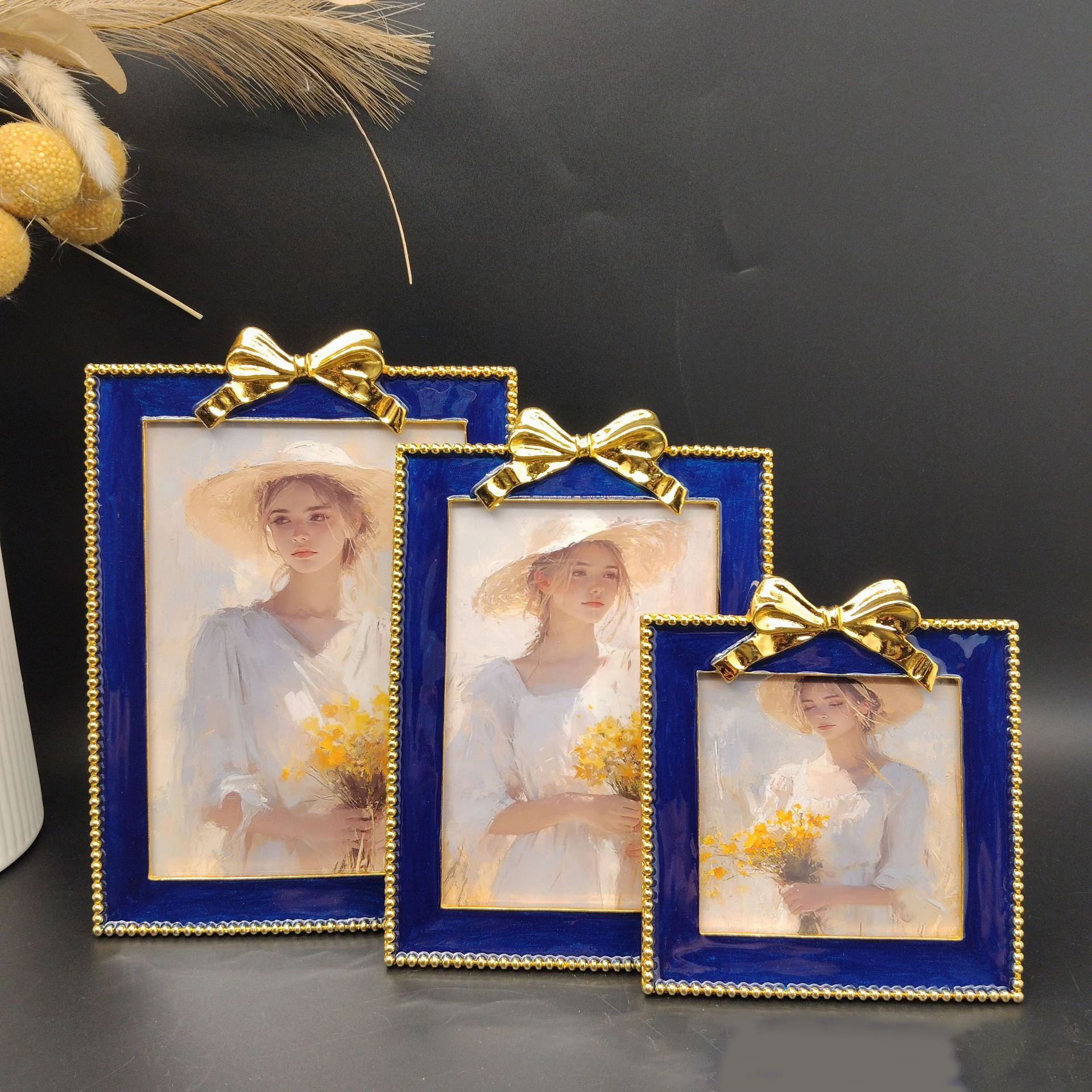 

Metal Art Photo Frame 4/6/7 Inch European Retro Gold Simple Luxury Enamel Creative Photo Frame Home Desk Decor Ornament