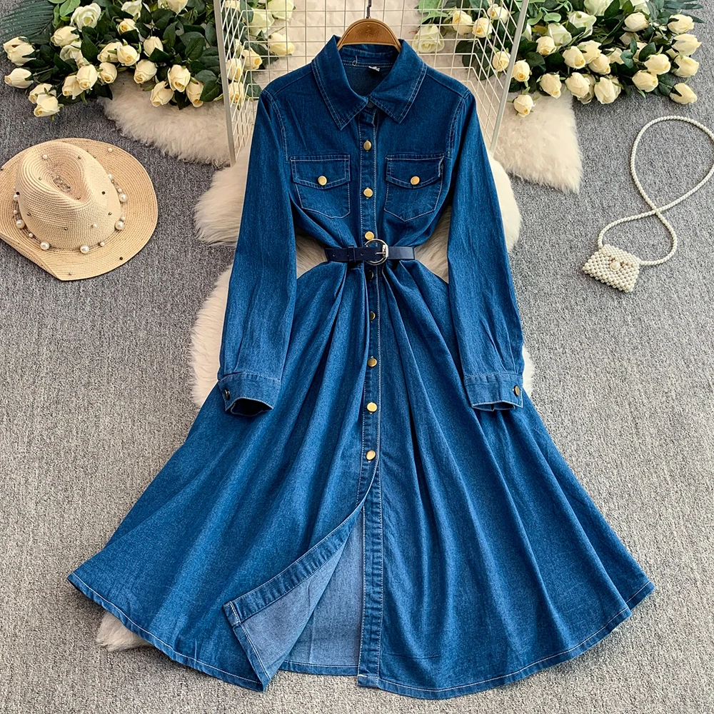 Sukienka damska dżinsowa w stylu retro, ciemnoniebieska, z klapami, bufiastymi rękawami, jednorzędowym zapięciem na metalowe guziki, kieszeniami, podkreślająca talię, z rozcięciem, sukienka koszulowa.