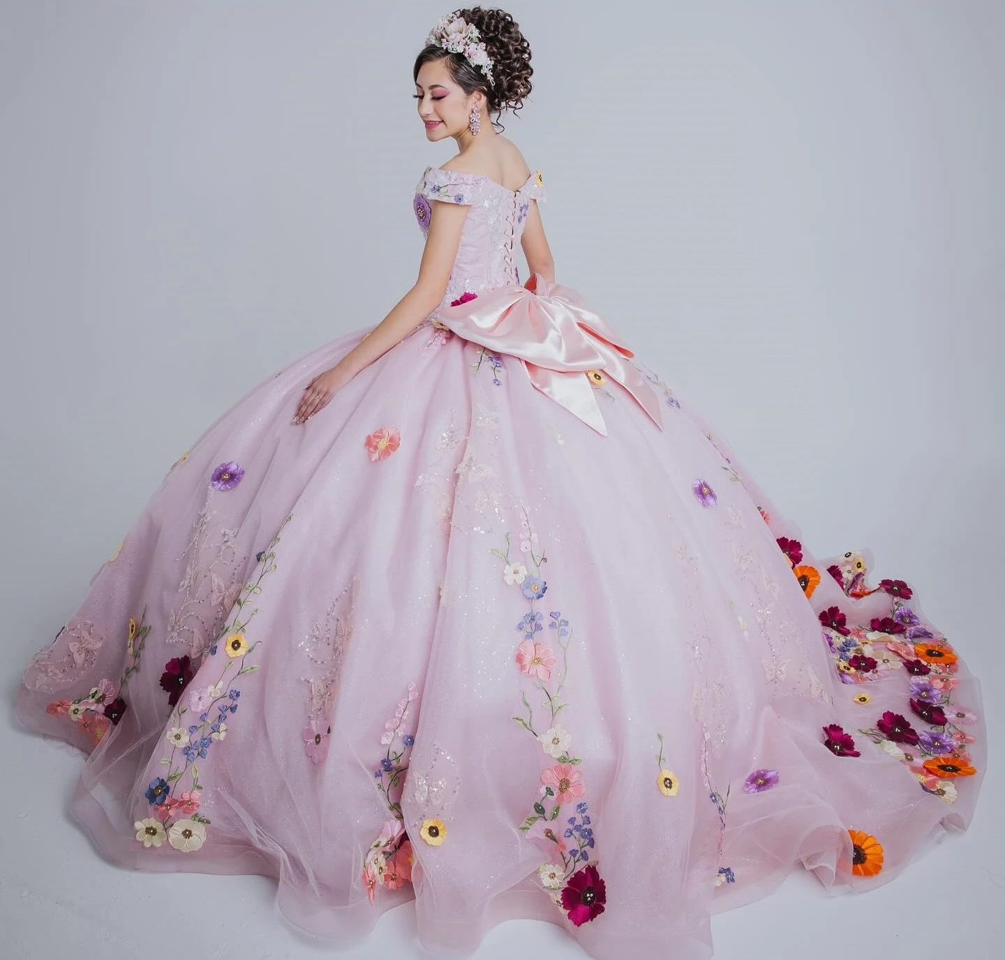 

Платья принцессы Quinceanera с красочными цветочными кружевными аппликациями с открытыми плечами, длинное румяно-розовое бальное платье Sweet 16, платье с бантом на спине
