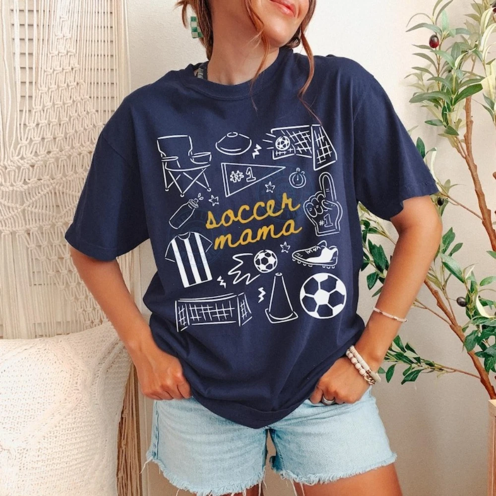 Fußball-Mama-T-Shirt, Fußball-Saison-Shirt, Spieltag-Grafik-T-Shirt, Sport-Mama-Shirt, Damen-Sport-Doodle-T-Shirt, hochwertige Baumwolle