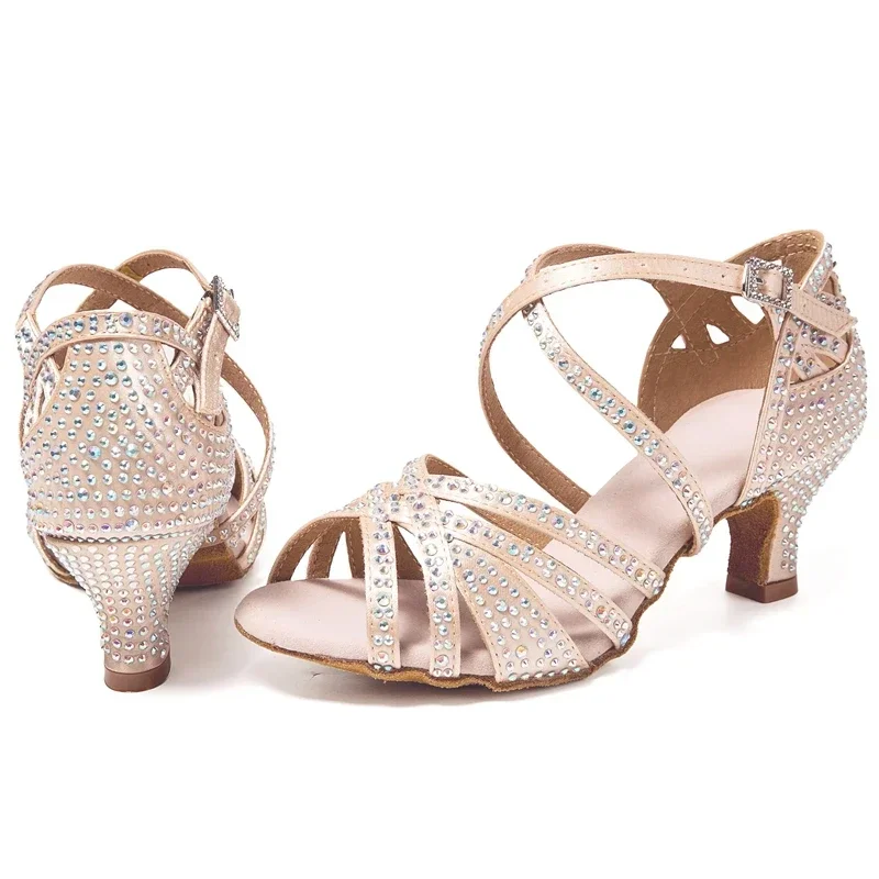 The new diamond-encrusted Latin dancing shoes are just the soft soles of the dancing shoes square ballroom dancing shoes