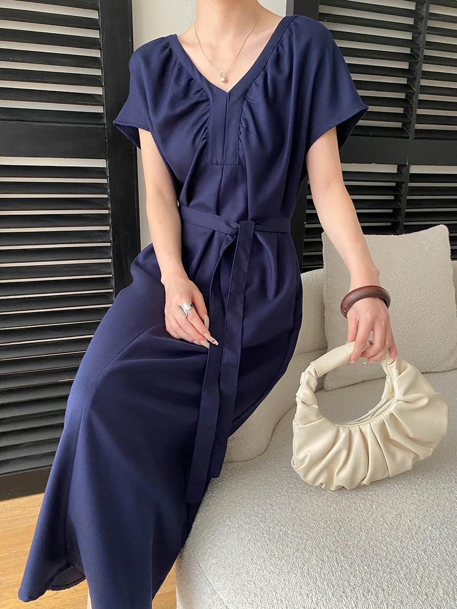 Sommerliches Damenkleid in unifarbenem Design mit V-Ausschnitt und Schnürung an der Taille für eine schlanke Silhouette. – Detail 15