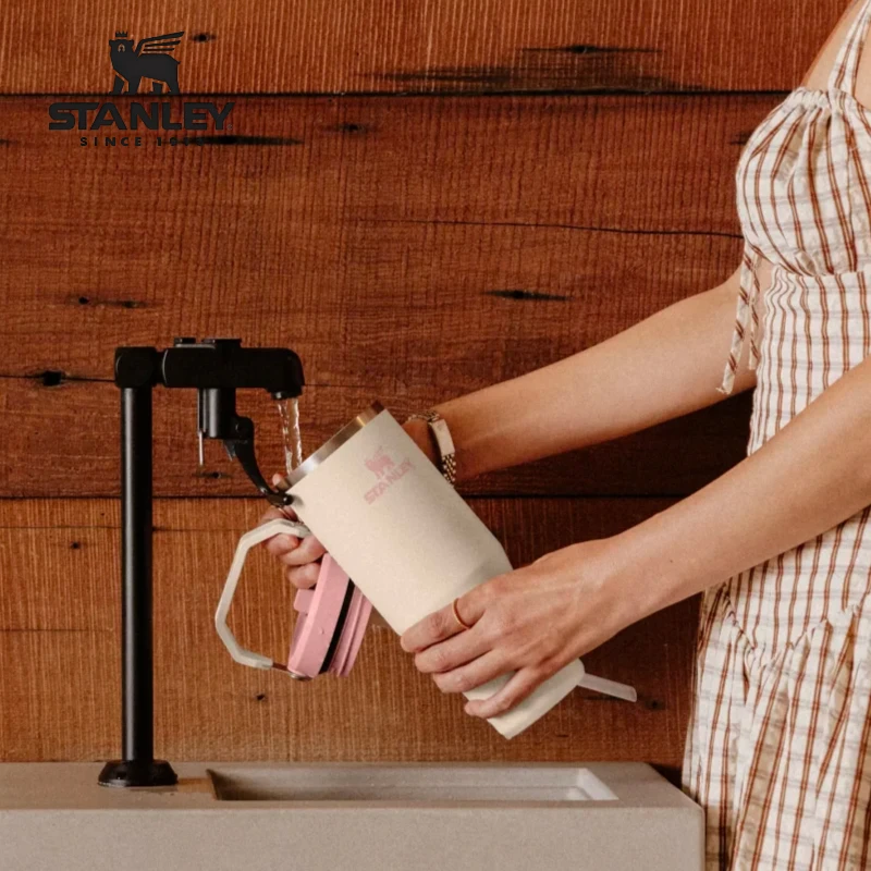 Copo térmico Stanley em aço inoxidável, 887 ml, com isolamento a vácuo de parede dupla, alça ergonómica integrada, copo portátil para bebidas geladas.