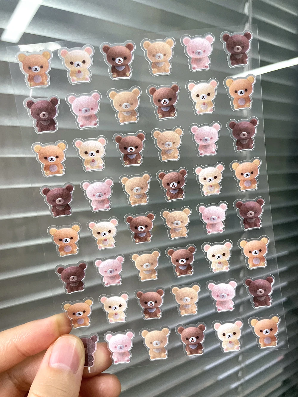 Mini pegatinas lindas de Rilakkuma con diseño de trébol de cuatro hojas para decoración de uñas, calcomanías impermeables de oso de dibujos animados, decoración DIY para fundas de teléfono, botellas de agua, teclados, diarios, accesorios de manicura Kawaii, pequeño regalo adorable para amigos, adolescentes y niñas.