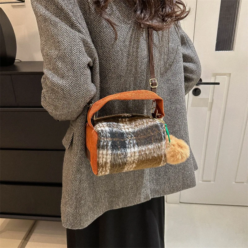 

Simple Fashion Handbag Crossbody Bag Women's Winter Contrasting Small Square Shoulder Bag Casual Commuting Crossbody Bag Tide