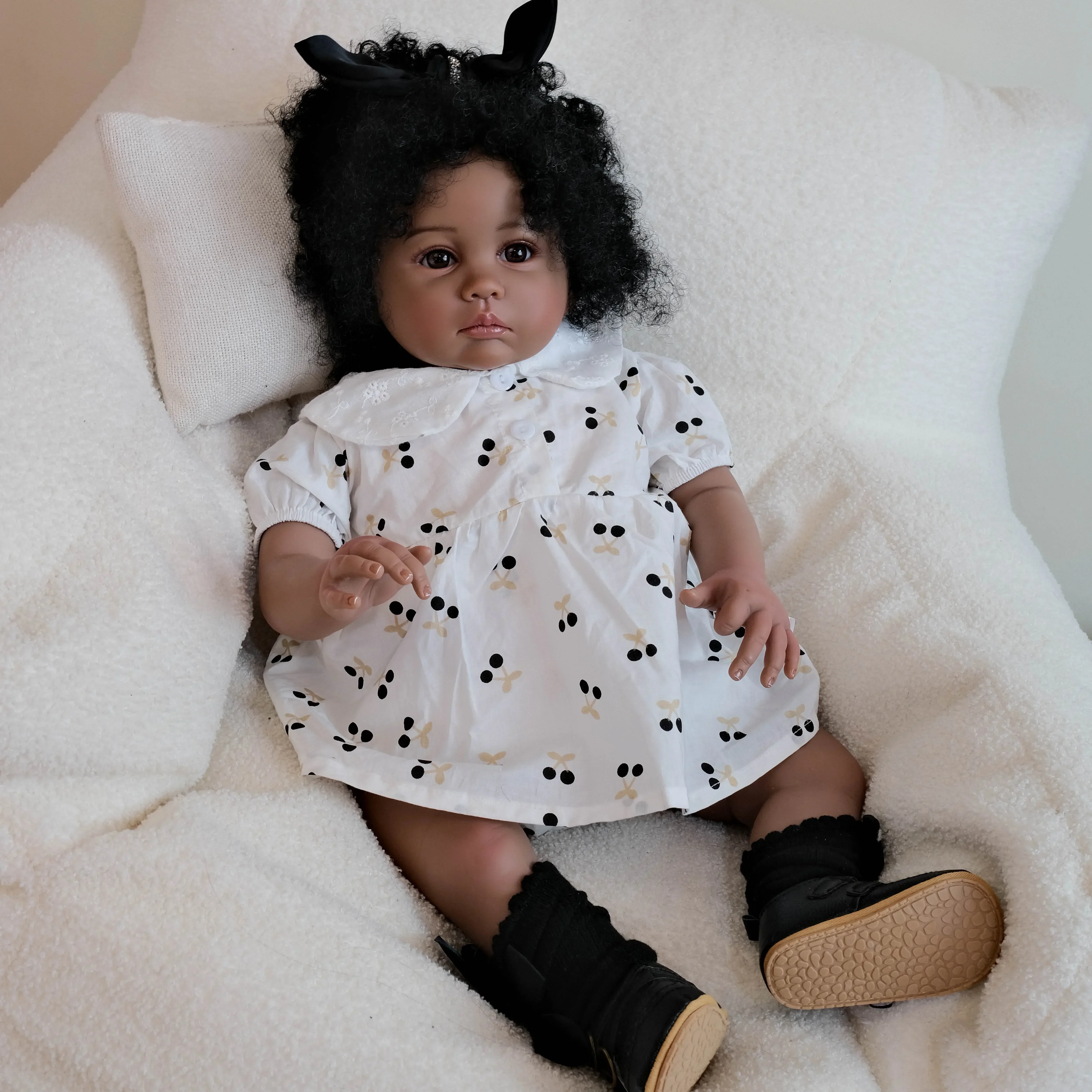 24-calowa Julieata Ciemna Skóra Miękki Materiał Ciało Wielowarstwowy Obraz Realistyczna Lalka Reborn Noworodek z Ręcznie Włosami