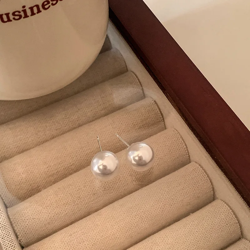 

Elegant White Glossy Pearl Stud Earrings For Women Exquisite Simple Imitation Pearl Round Earring Wedding Party Jewelry