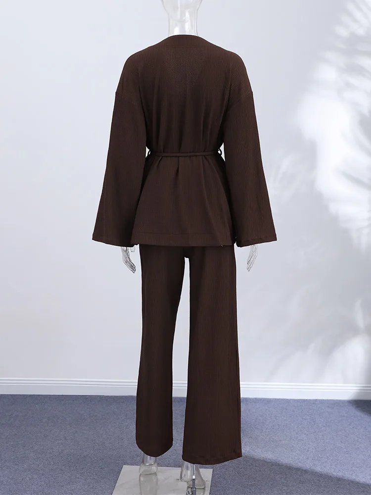 Texturiertes Spitzen-Oberteil mit V-Ausschnitt und Schnürung, Hosenanzüge für Damen, sexy Oberteile mit Fledermausärmeln und geraden Hosen mit hoher Taille, bezaubernde Damen-Outfits – Detail 5