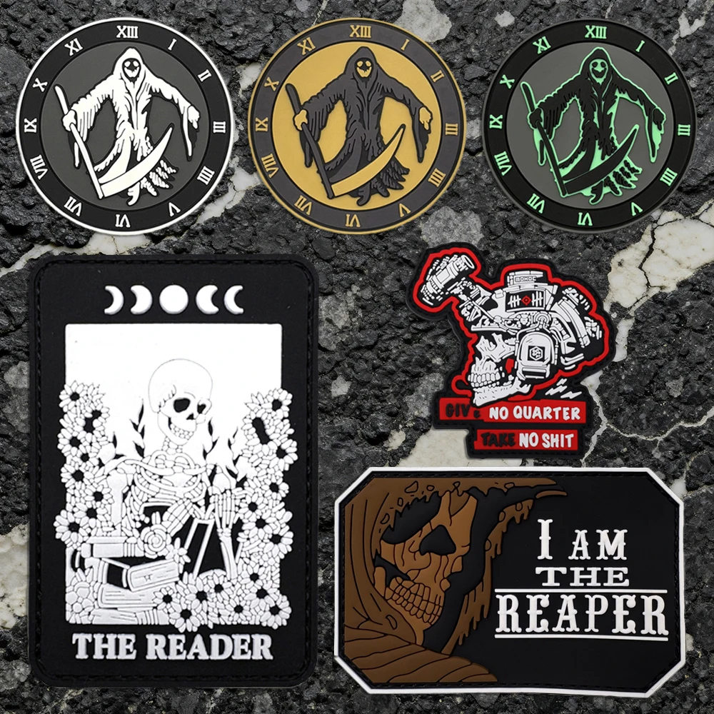 

Нашивка-стикер из ПВХ в форме черепа, из мягкой резины, с эффектом свечения в темноте, тактический моральный значок на липучке - нашивка - разноцветная, идеально подходит для нарукавных повязок, рюкзаков и вышитых нашивок на одежде.