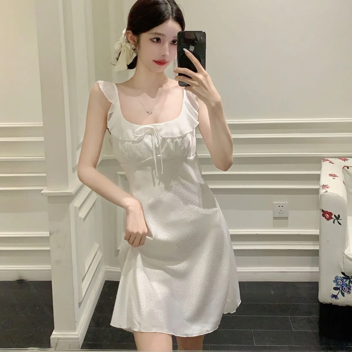 

Летние женские пижамы, французская белая ночная рубашка из ледяного шелка, милые маленькие манжеты, нагрудник, пижама, сексуальные подтяжки