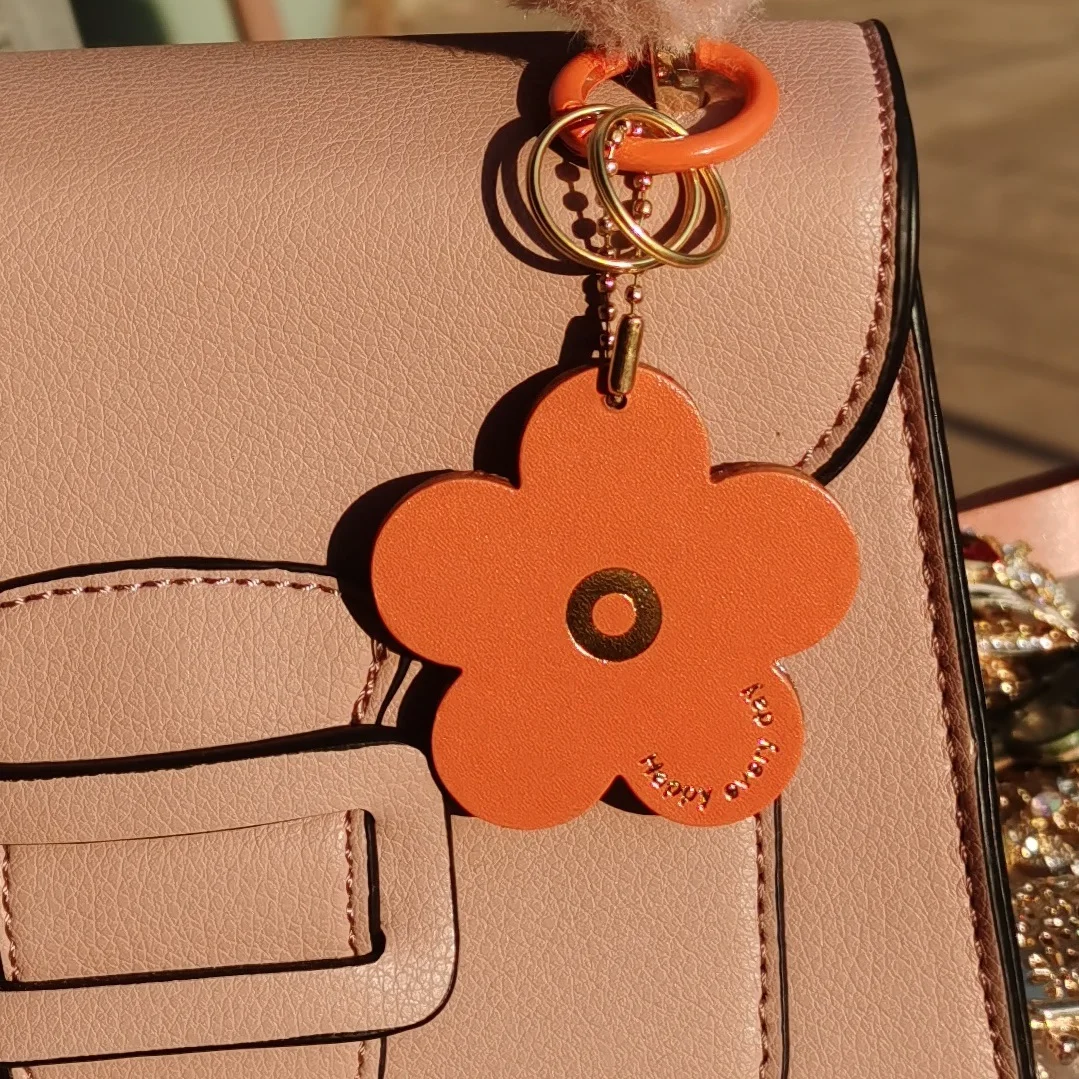 Small flower car keychain decoration floret pendant made of genuine leather