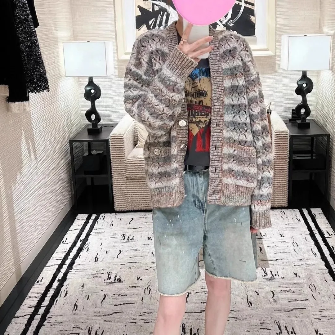 Veste tricotée à rayures contrastées sur le devant, associée à une jupe, nouvelle collection automne