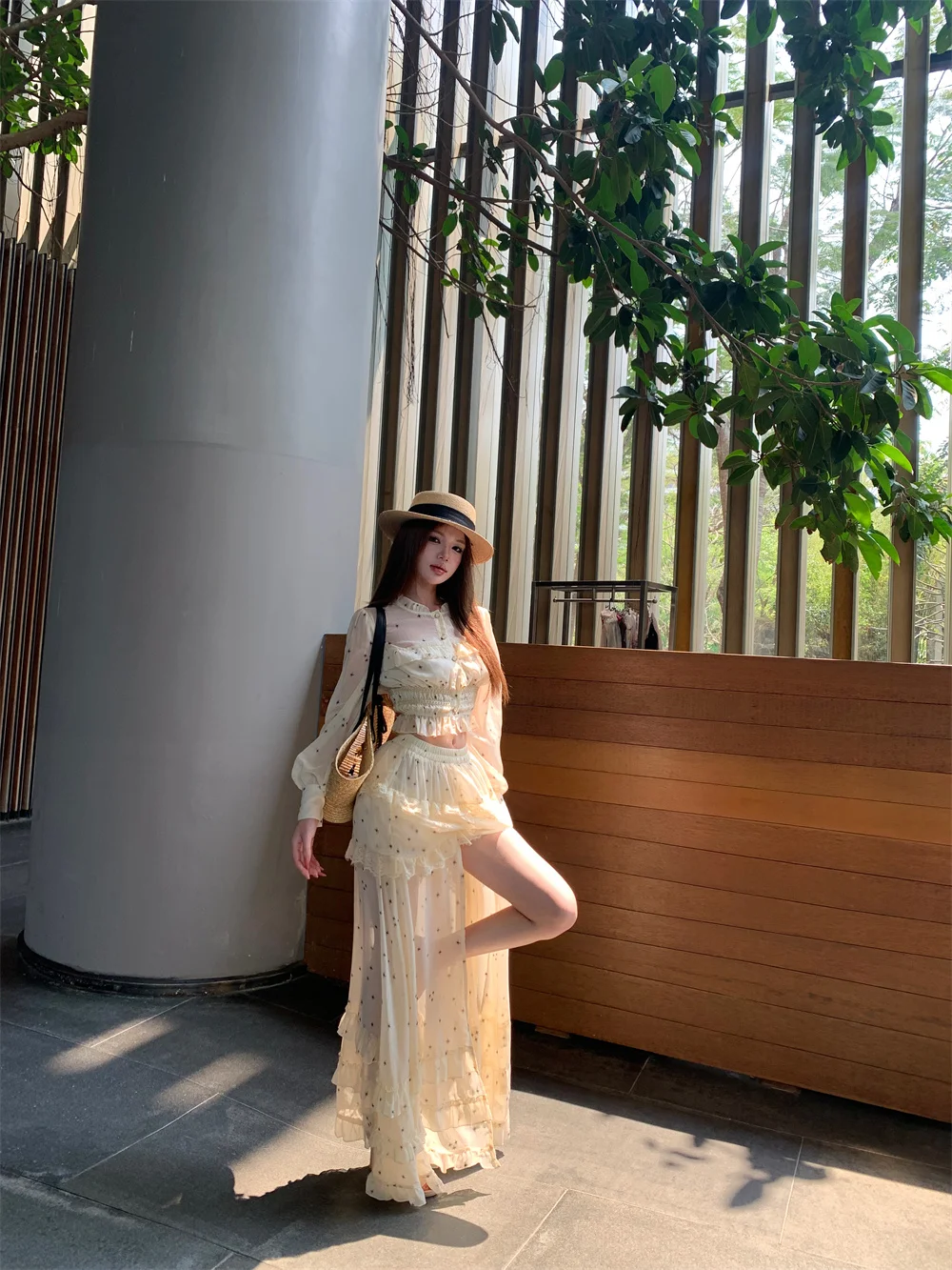 

Весенний модный комплект: клетчатая короткая рубашка с воротником-халтер и юбка миди на шнуровке с высокой талией, рубашка на пуговицах