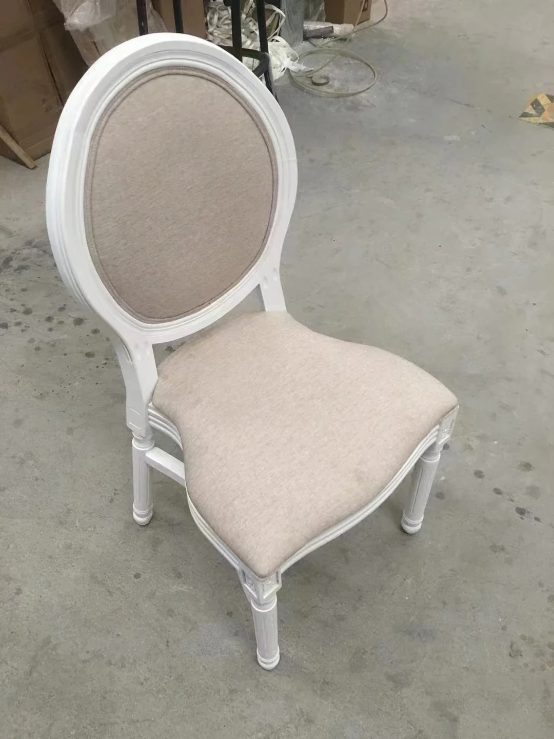 

«Французский винтажный штабелируемый стул из натурального дерева с обивкой на спине для ресторана, отеля, банкета, столовой, мероприятия, свадьбы, белый стул Louis