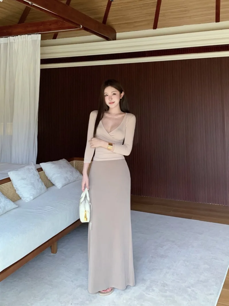 

Summer Women's Fashion Set Short Sleeveless V-Neck T-Shirt And Skirt Tight Fit Long Dress Two-Piece Suit in Apricot Color