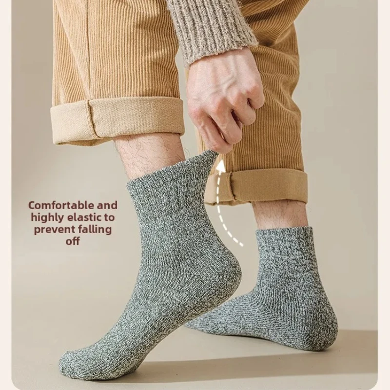 3-5 ペアの男性ソリッドカラーの靴下はファッショナブルでシンプルな多用途の冬の靴下は柔らかく快適な軽量カジュアルな長さです