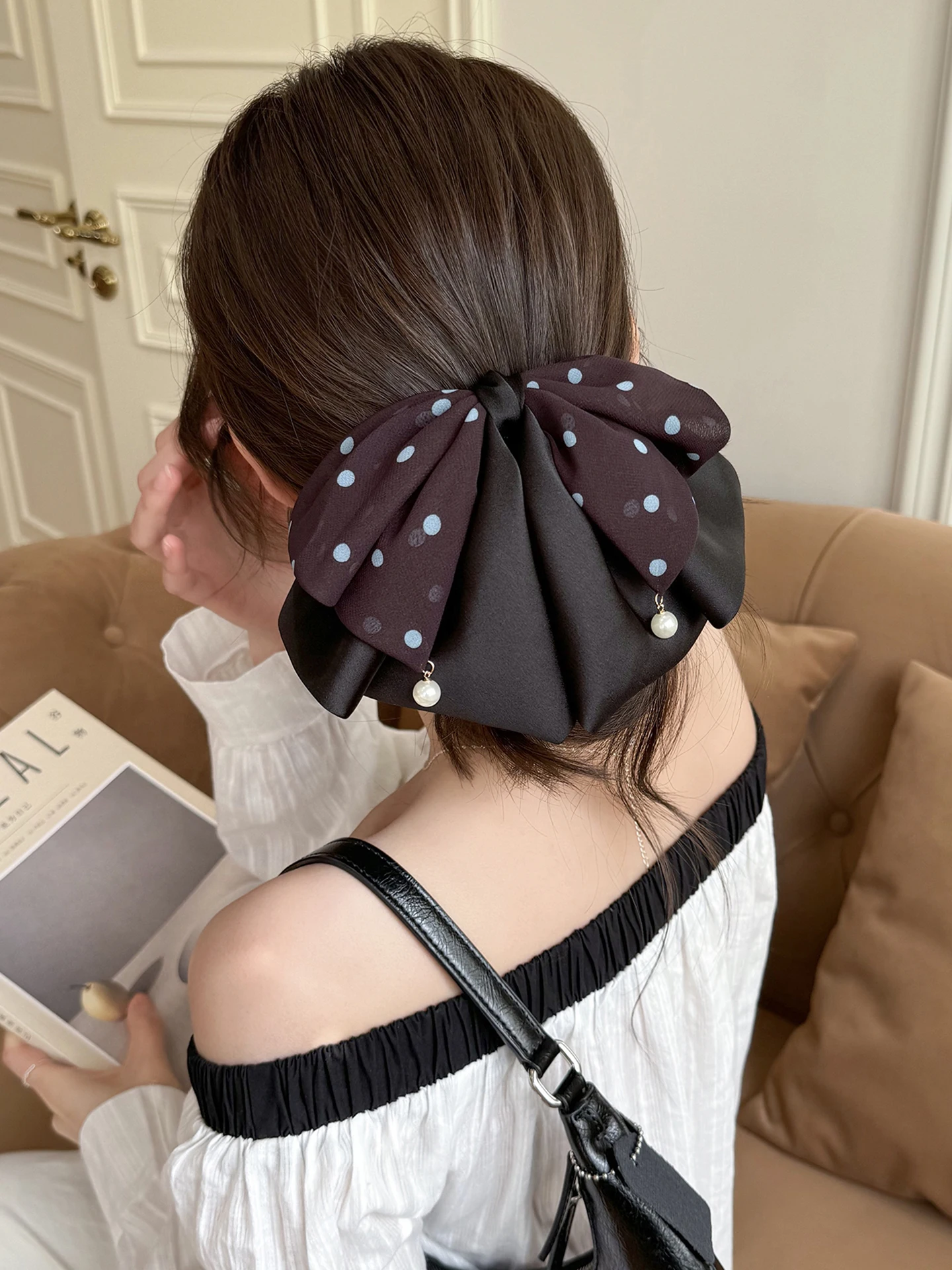 presilha-de-cabelo-com-no-em-poa-marrom-cafe-acessorio-elegante-e-estiloso-para-mulheres-para-penteados-meio-presos-e-meio-despenteados