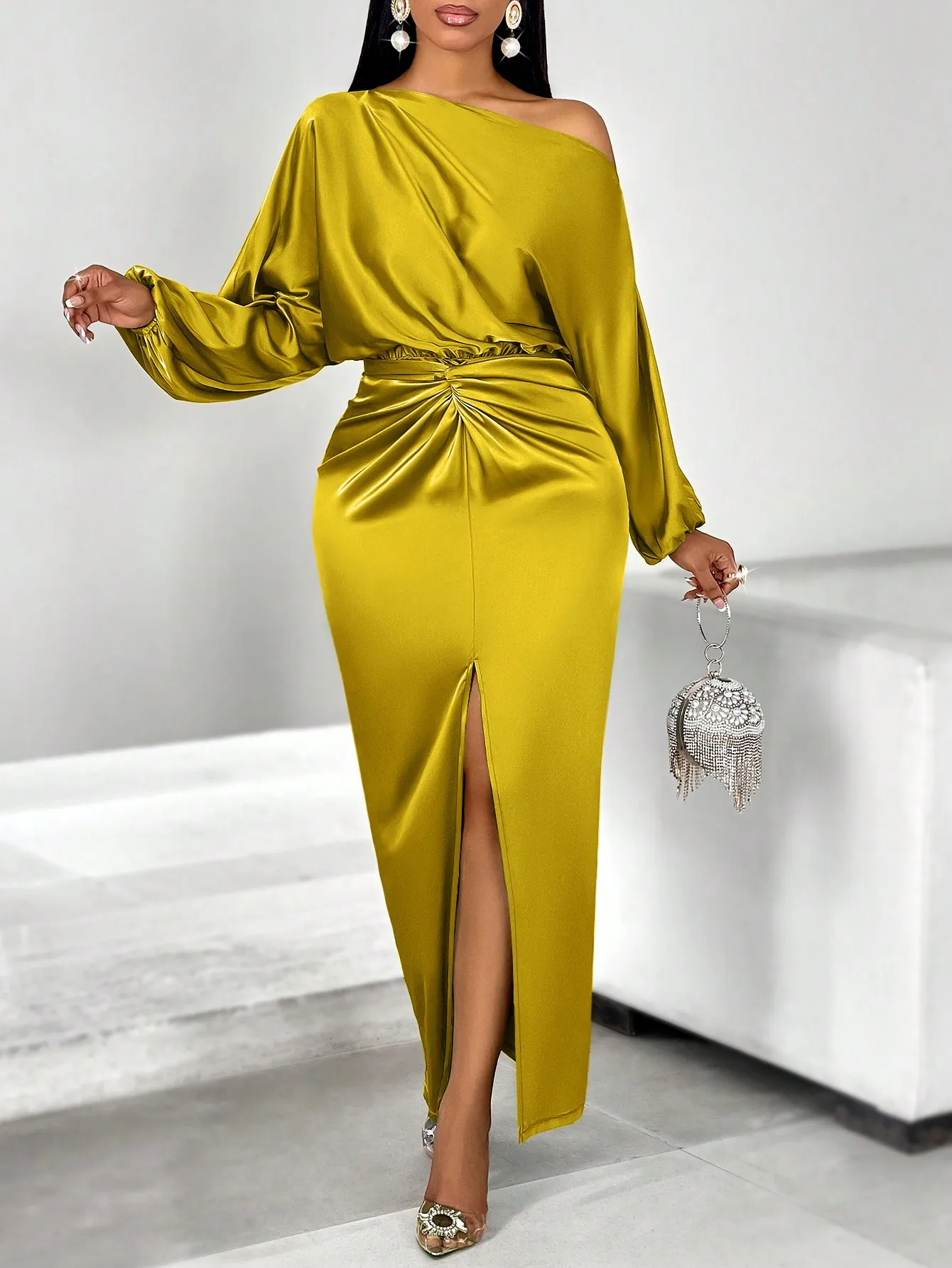 

Оливково-зеленое облегающее платье с одним рукавом, складкой спереди и разрезом на бедре для вечеринки