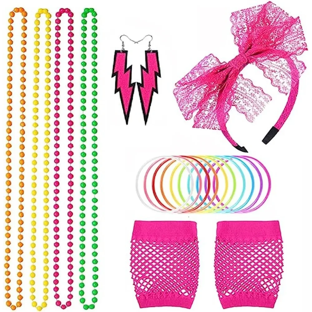 Divers accessoires tels que des colliers néon, des gants en filet de pêche, des couvre-chef à nœud, des boucles d'oreilles, etc. pour les costumes de fête des années 1980