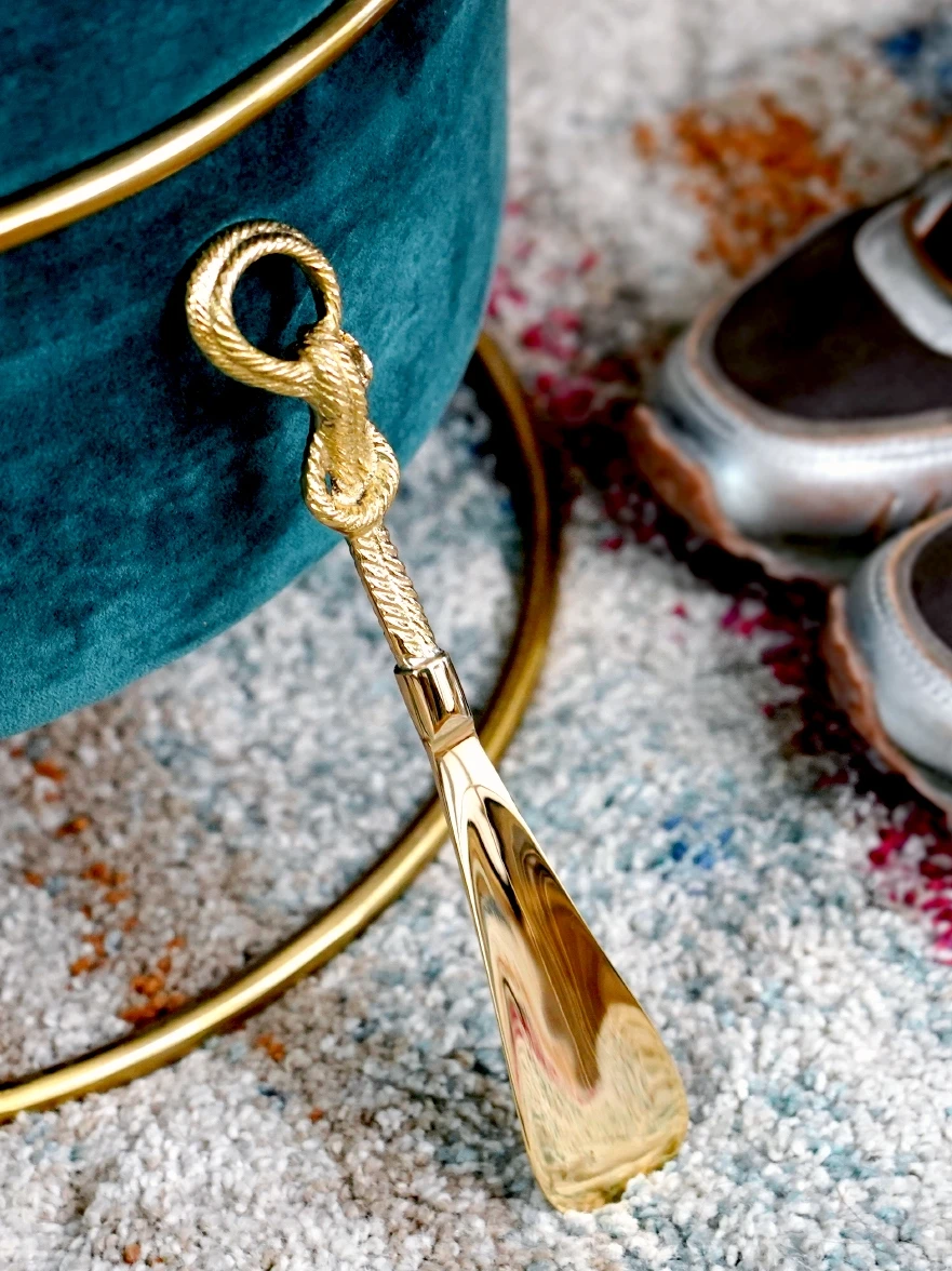 outil-de-pedicure-moderne-artisanal-creatif-en-corne-en-laiton-dore-artistique-de-luxe-tendance-pour-usage-domestique