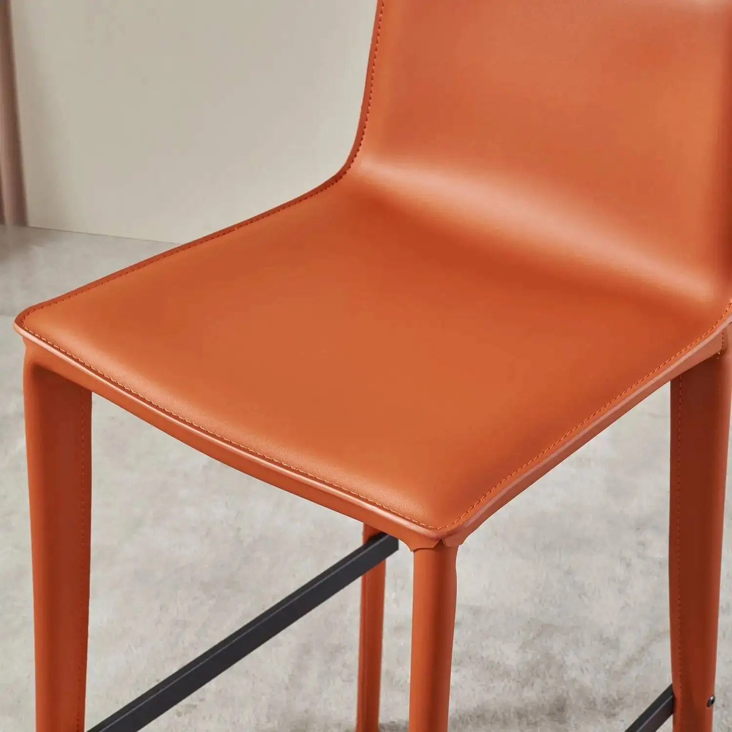 

Барный стул в итальянском стиле, минималистичный, из седельной кожи, современный, для дома, для барной стойки, роскошные барные стулья для лаунж-зон