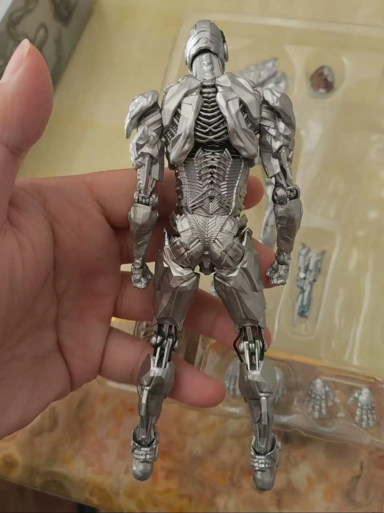 En stock MAFEX Zack Snyder Justice League Cyborg 2.0 Figurine d'action de 6 pouces