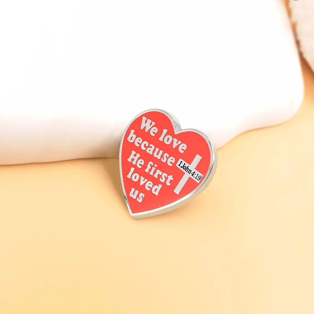 Wir lieben ihn, weil er uns zuerst geliebt hat, Brosche, Bibelvers, Liebesabzeichen, Kirchenaktivität, Metallnadel, Accessoires, Geschenk für Gläubige – Detail 5