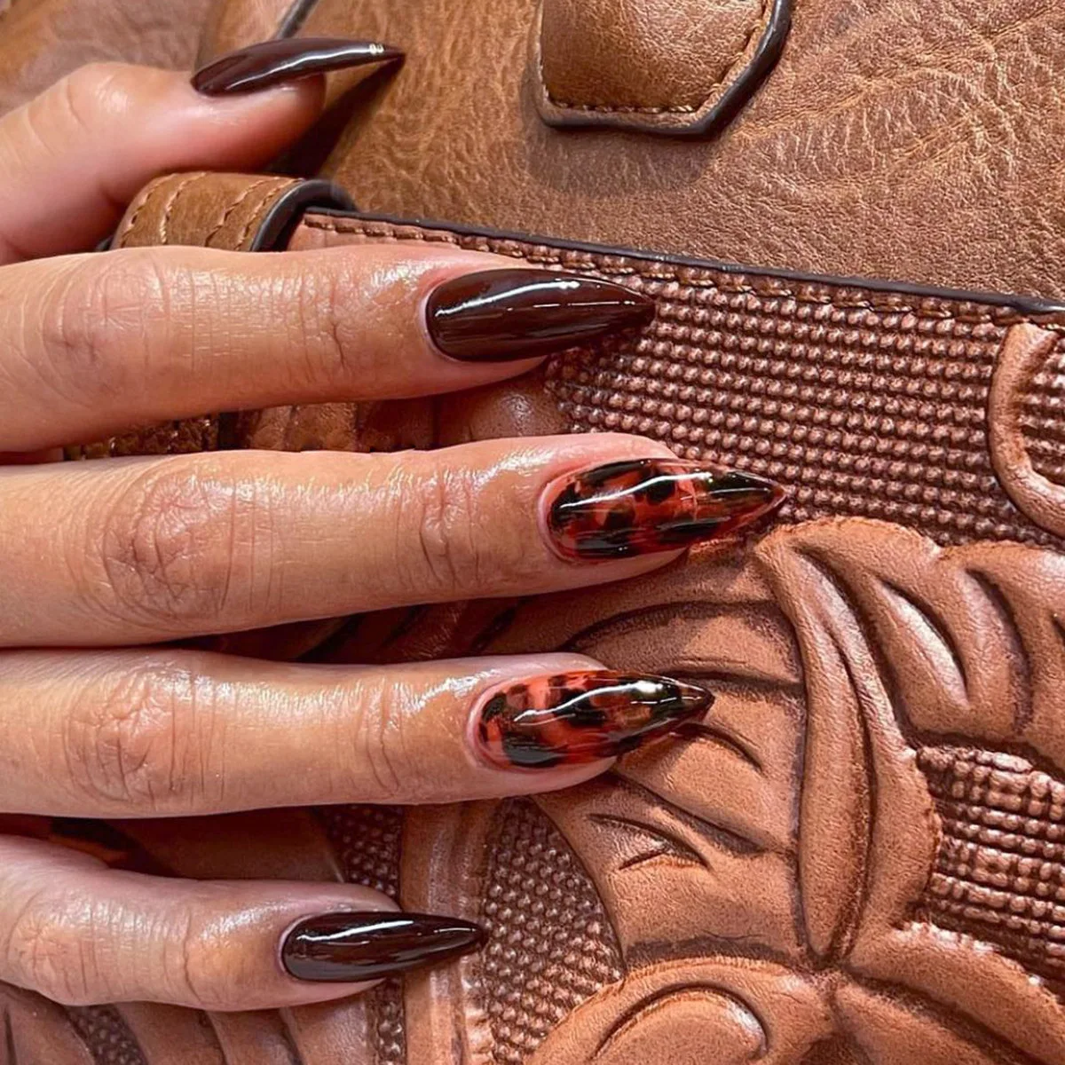 

24Pcs Simple Brown Smudge Design Fake Nails Art Mid-length Almond False Nails Press on Wearable Artificial Full Cover Nails Tips