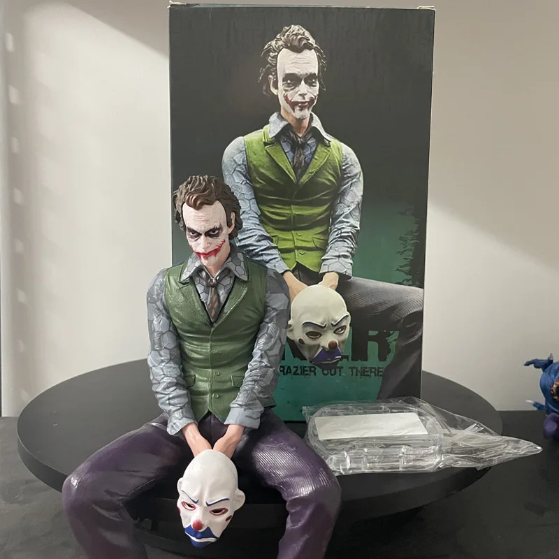 Neue 24 cm Joker Heath Ledger Action Figure Sitzende Grüne Handheld Joker Maske Auto Puppe Desktop Dekoration Modell Spielzeug Kinder geschenke