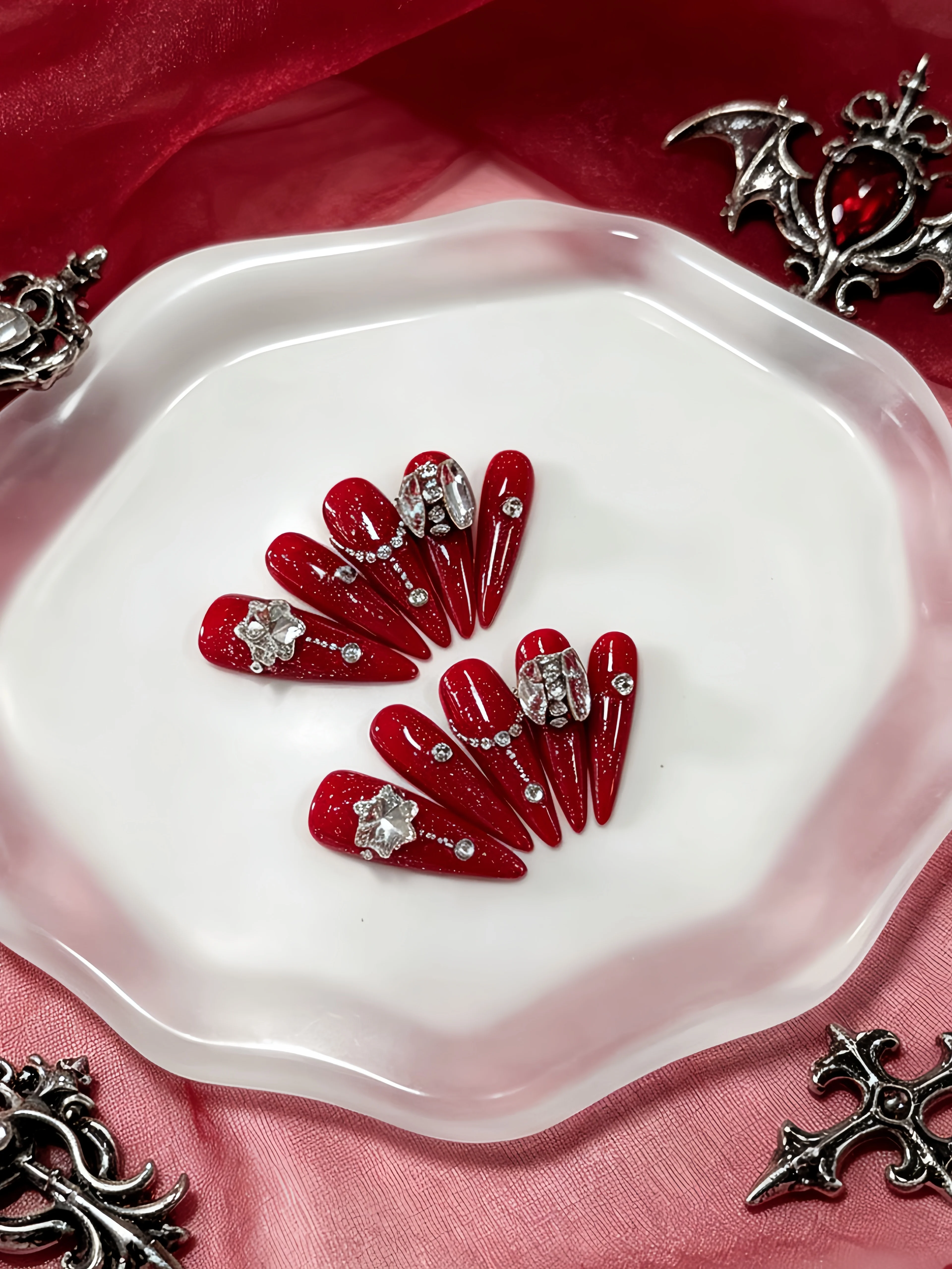 10 faux ongles longs en forme de larme, avec une base rouge pailletée, décorés de strass en forme de fleurs et de diamants ronds en forme de chaîne, style gothique Y2K, parfaits pour les jeunes femmes, les femmes matures et ceux qui aiment les looks mode doux et cool, parfaits pour les sorties quotidiennes, les bars, les soirées en boîte de nuit, le style streetwear, les festivals de musique et plus encore. Comprend une colle gelée et une lime à ongles