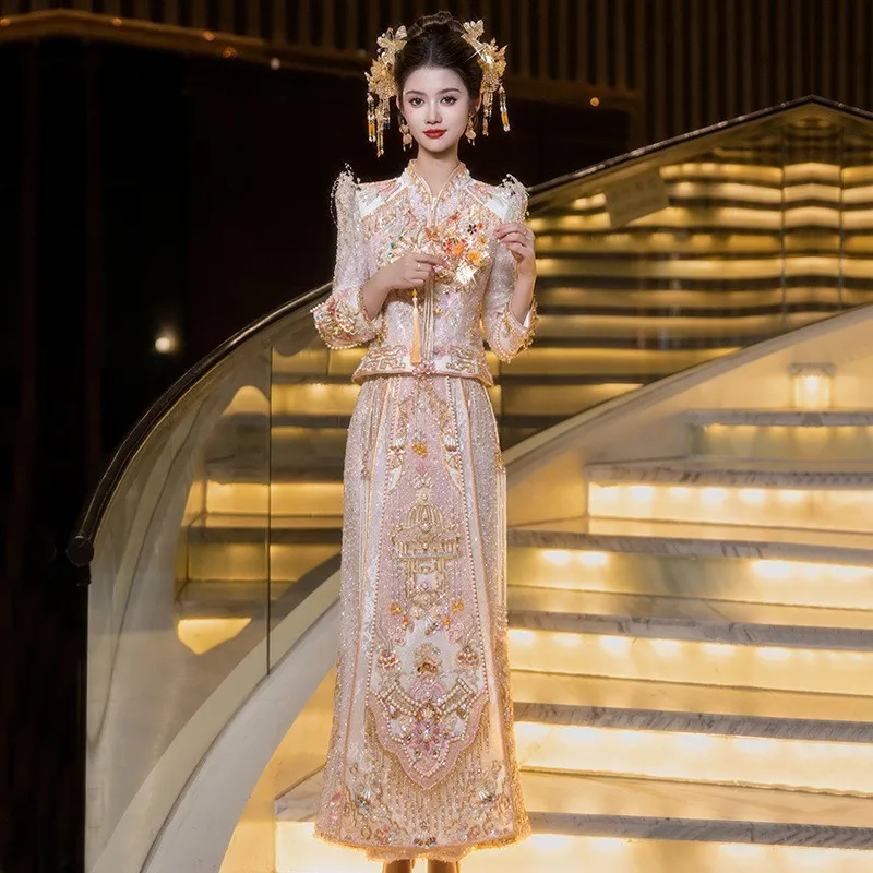A new champagne-colored wedding dress featuring small man toasting and dragon phoenix gown