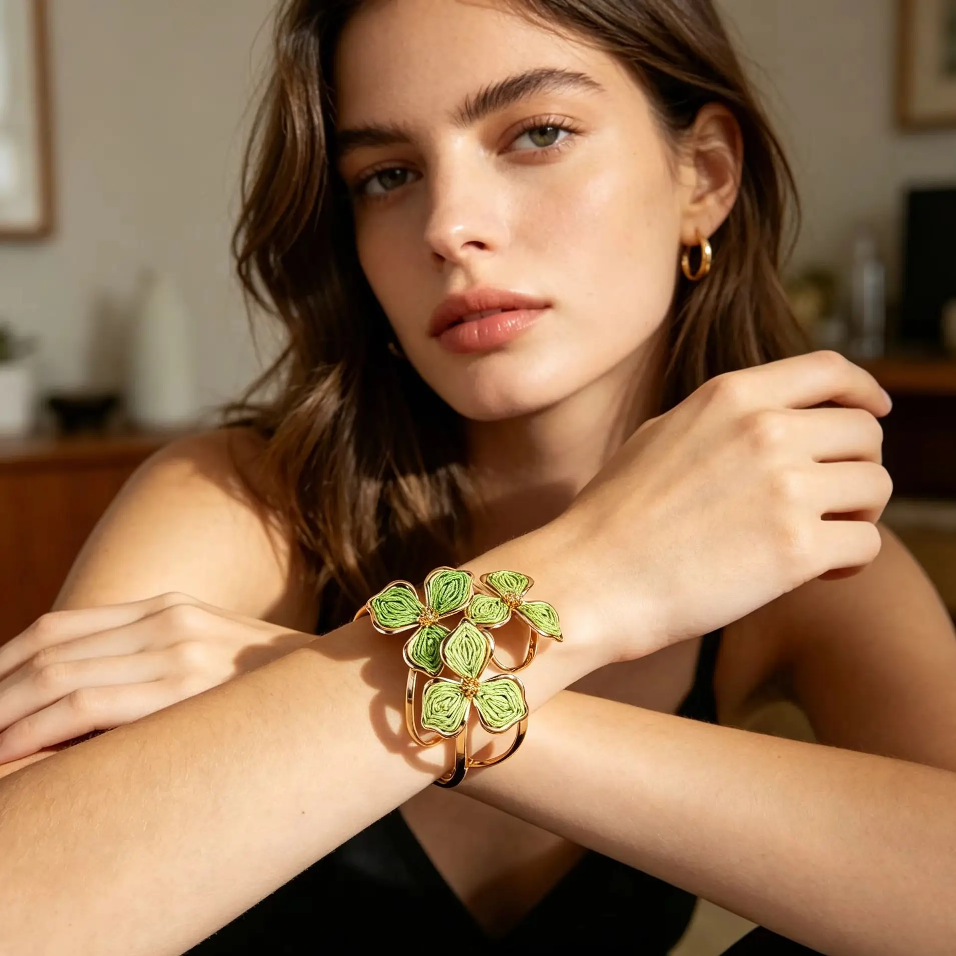 2026 New Fresh Spring Flower Bracelet with Green Thread Weave and Gold Tone for Gentle and Romantic Occasions