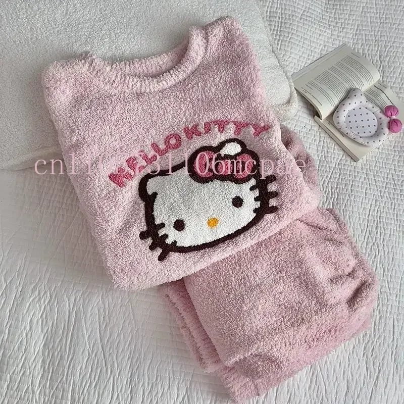 طقم بيجامة MINISO HelloKitty للسيدات 2025 من الحرير الجليدي منقط ملابس نوم مطبوعة برسوم كارتونية لطيفة ملابس نوم منزلية ملابس نوم مريحة