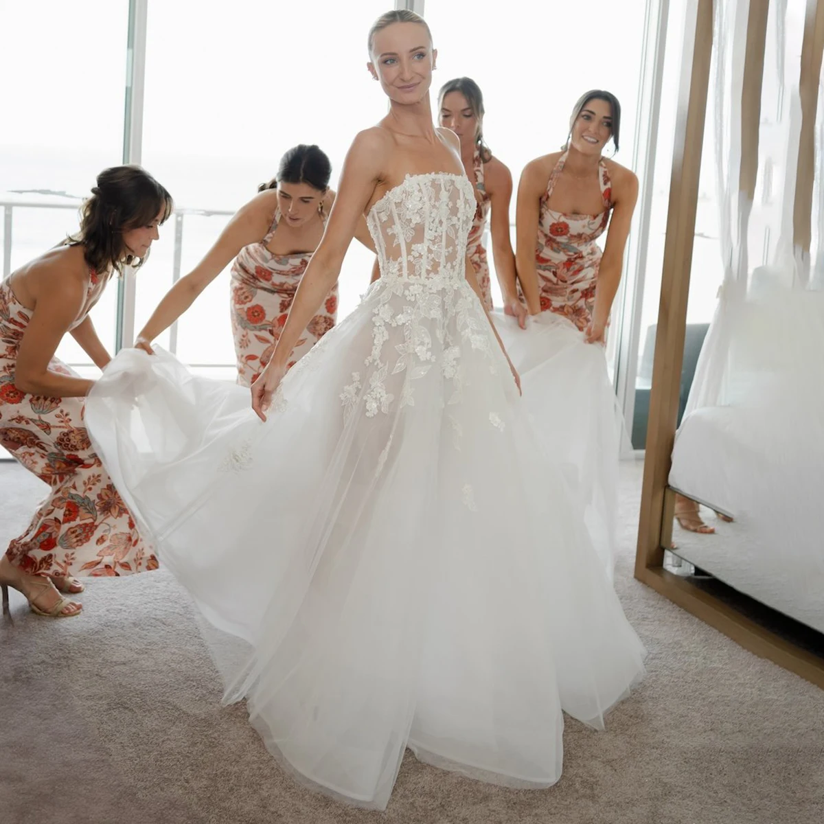 Transparent Lace Corset Top Strapless Wedding Gowns Beading Appliqued Boned Zipper A Line Luxury Ivory Customized Bridal Dress