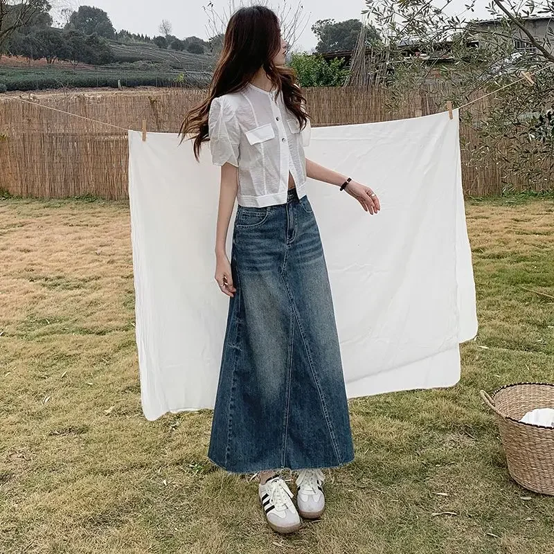 تنورة دينم زرقاء عتيقة بخصر عالٍ مع تصميم على الطراز الكوري وتنورة متوسطة الطول بفتحة خلفية