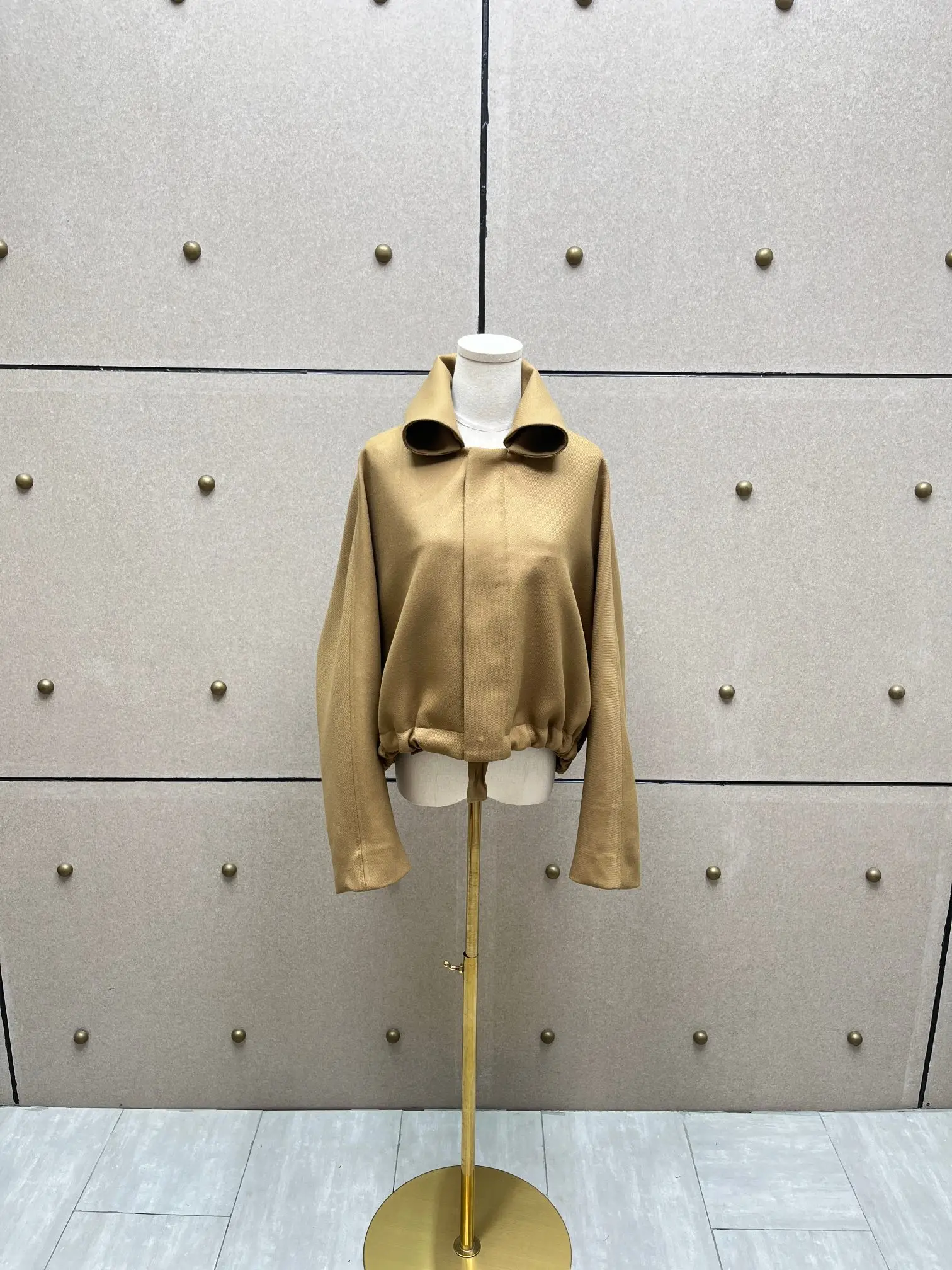 

Женская одежда 2025 года. Темпераментная однотонная куртка с лацканами 1015