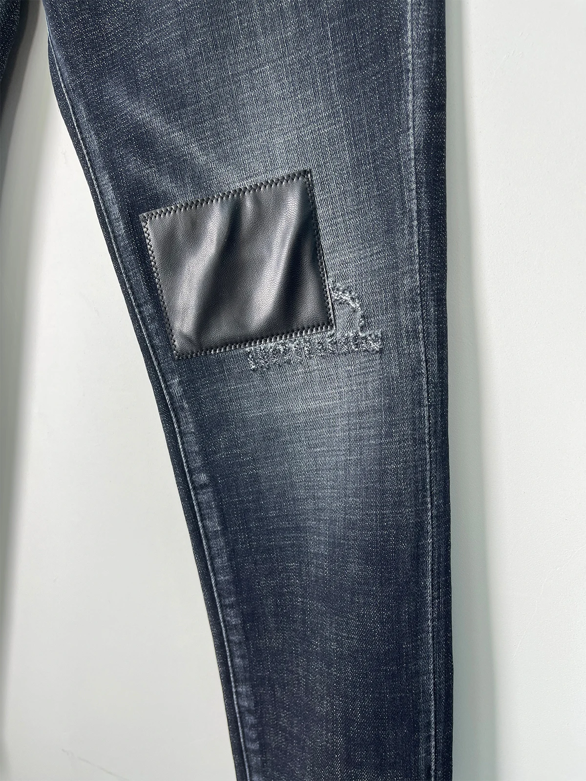 2024 Spring/Summer New Collection: Washed, Scratched, Patched, Painted D2 Jeans, Men's Letter Printed, Slim Fit, Micro Elastic