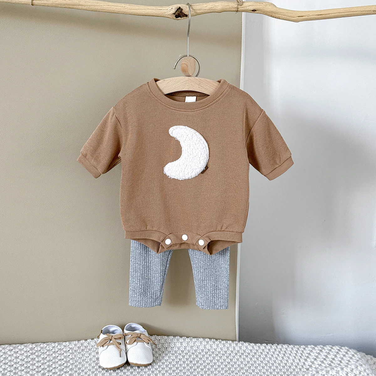 

Spring and Autumn New Baby Clothing Moon Patch Cloth Brown Hoodie Grey Slimming Bottom Pants Baby Set