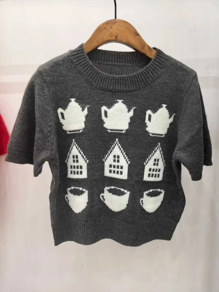 

Women's Knit Short Sleeve Sweater 2025 Autumn/Winter Cute Retro Graphic Pullover with Teapot, House, and Coffee Mug Design