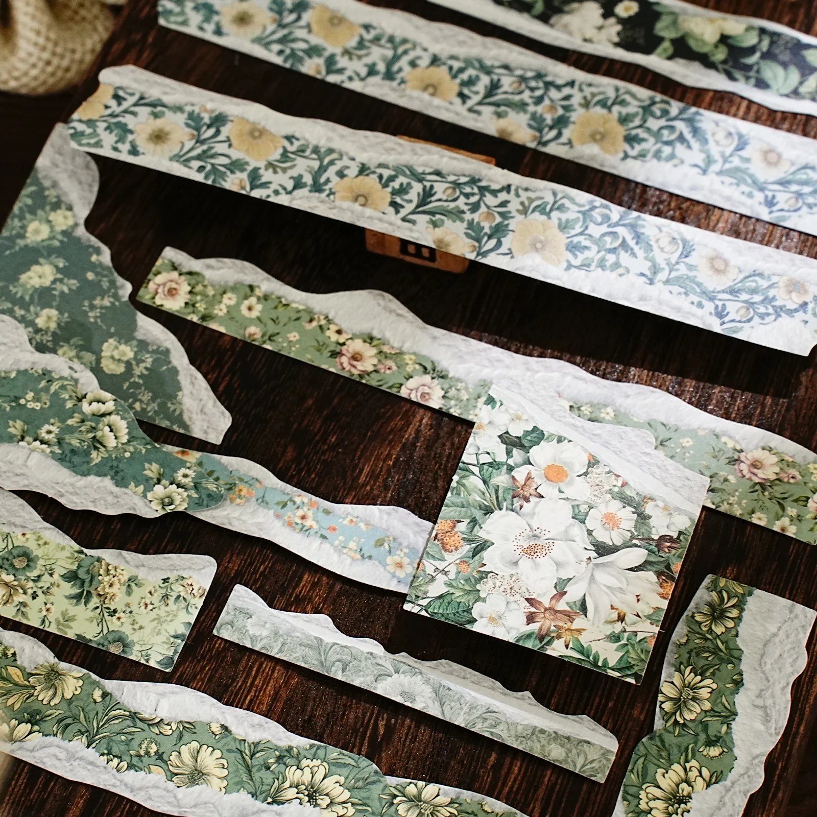 Etori Life Floral Fragment Series Vintage Floral Torn Edge Decorative Strip Stickers Lace Artistic Floral Journal Collage Material Stickers for Pencil Cases, Gift Box Packaging, Student Gift Paper Bags, Room Decoration, Handmade Scrapbook Supplies, DIY Artwork, Vintage Party Decoration, Children's Stickers, Gifts for Friends