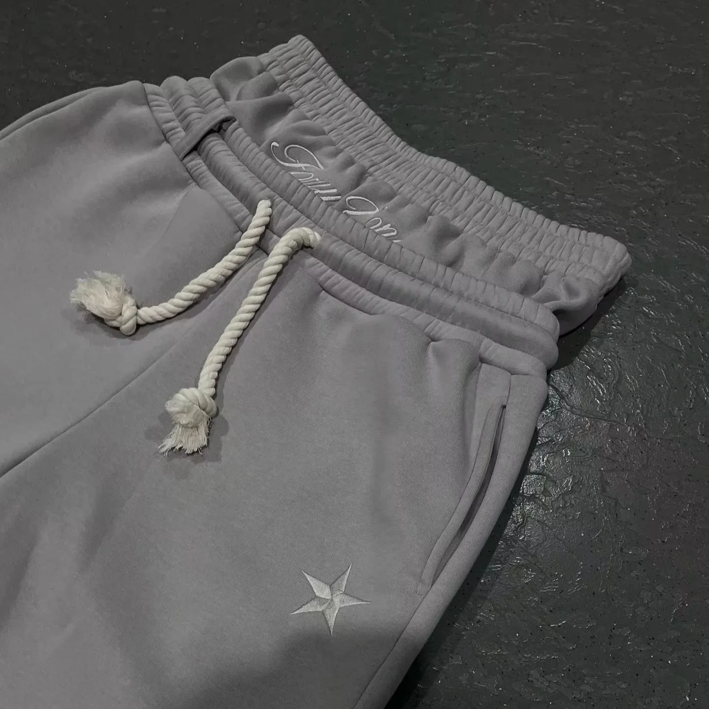 

Trendy Pentagram Print Men's Pants Mock Two-Piece Design Baggy Wide Leg Pants for Men Women Hip Hop Streetwear Rapper Trousers