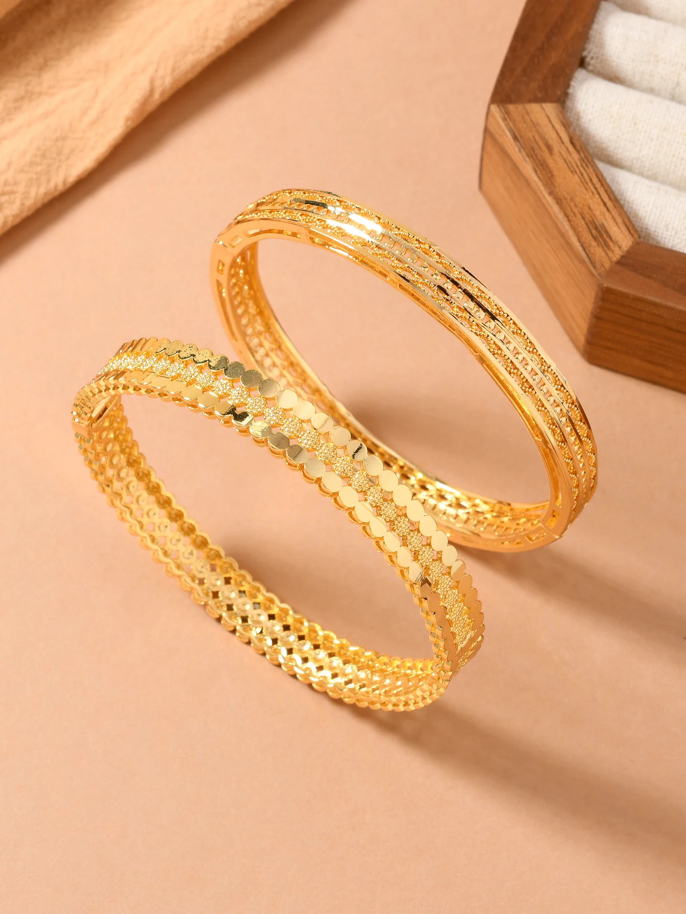 قطعتان من سوار نسائي أصفر متعدد الطبقات من النحاس المطلي بالذهب على الطراز العربي السعودي في الشرق الأوسط متعدد الطبقات بإبزيم مفتوح #1